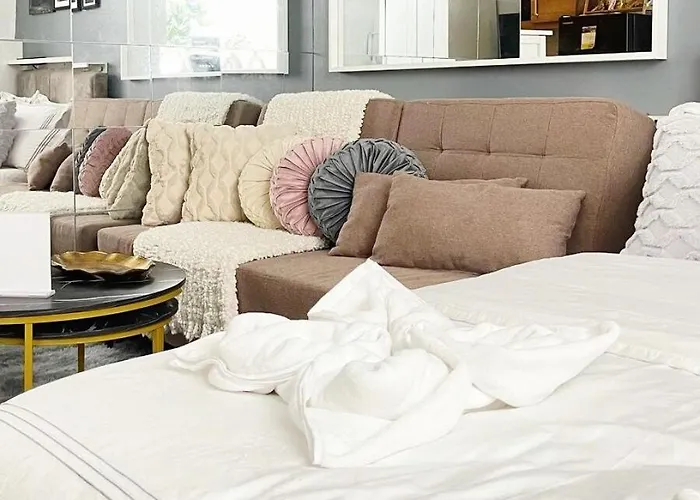 Fully Equipped Premium In Quezon Apartment